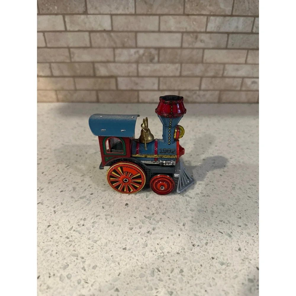 Hallmark 1982 tin